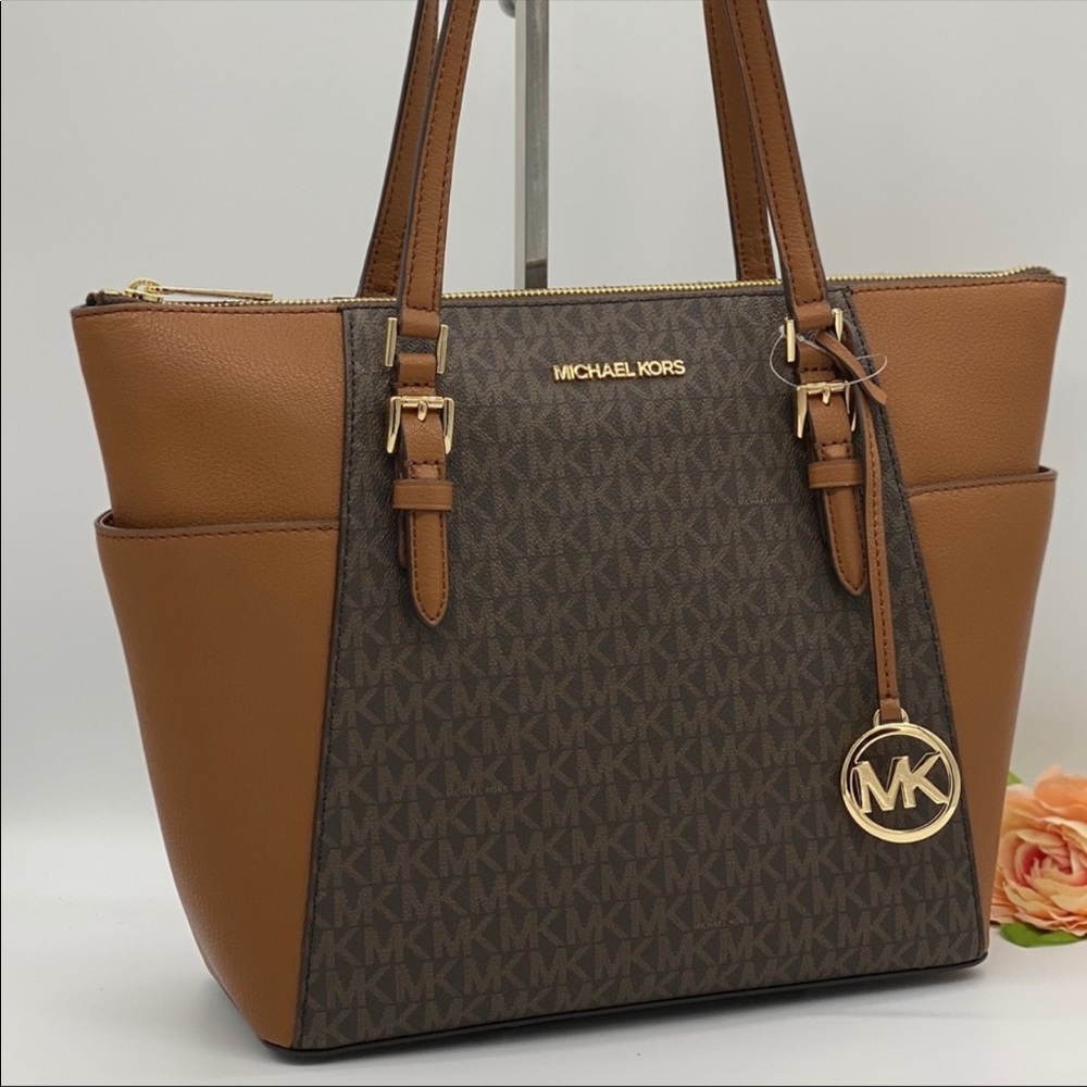 MICHAEL KORS CHARLOTTE LG TZ TOTE BROWN SIGNATURE - Picture 12 of 13